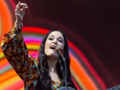 Kacey Musgraves urla “F**k” “Loser” Cristoforo Colombo sul palco: “Ti odiamo”