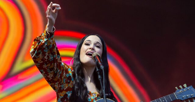 Kacey Musgraves urla “F**k” “Loser” Cristoforo Colombo sul palco: “Ti odiamo” Kacey Musgraves urla “F**k” “Loser” Cristoforo Colombo sul palco: “Ti odiamo”