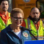 Il sindaco di Los Angeles Karen Bass difende la visita in Africa mentre infuriano gli incendi