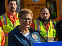 Il sindaco di Los Angeles Karen Bass difende la visita in Africa mentre infuriano gli incendi