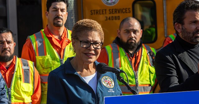 Il sindaco di Los Angeles Karen Bass difende la visita in Africa mentre infuriano gli incendi Il sindaco di Los Angeles Karen Bass difende la visita in Africa mentre infuriano gli incendi