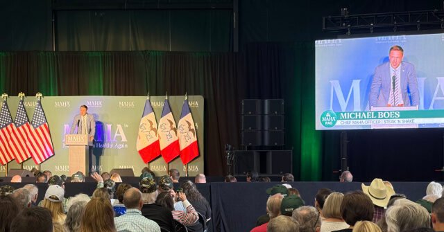 Iowa: Zach Lahn e Michael Boes denunciano i media dell’establishment come “notizie false”. Iowa: Zach Lahn e Michael Boes denunciano i media dell’establishment come “notizie false”.
