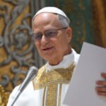 Papa Leone difende l'”arte umana” dall’intelligenza artificiale e chiede alla Chiesa di “rinnovare un’alleanza con gli artisti” per “salvaguardare la nostra umanità”