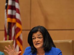 Jayapal: Nei paesi socialisti c’è “molta più fiducia nel governo”.