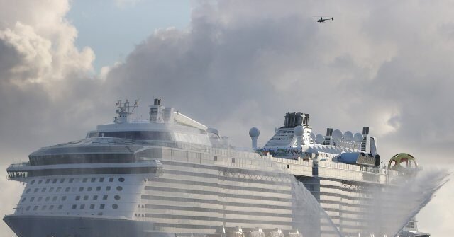 Salvataggio miracoloso: passeggero della Royal Caribbean Cruise trovato vivo 24 ore dopo essersi gettato in mare Salvataggio miracoloso: passeggero della Royal Caribbean Cruise trovato vivo 24 ore dopo essersi gettato in mare