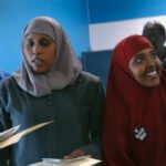 “Traduttori” somali visti in video mentre apparentemente violano le leggi sul voto in un centro elettorale
