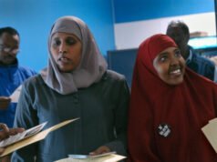 “Traduttori” somali visti in video mentre apparentemente violano le leggi sul voto in un centro elettorale