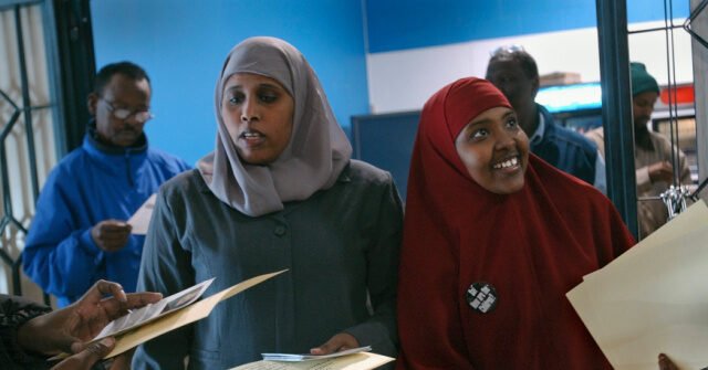 “Traduttori” somali visti in video mentre apparentemente violano le leggi sul voto in un centro elettorale “Traduttori” somali visti in video mentre apparentemente violano le leggi sul voto in un centro elettorale