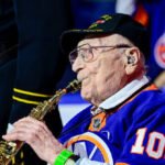 Veterano 105enne della Seconda Guerra Mondiale suona l’inno nazionale al sassofono all’Islanders Game