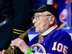 Veterano 105enne della Seconda Guerra Mondiale suona l’inno nazionale al sassofono all’Islanders Game