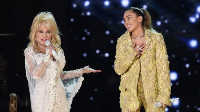 Miley Cyrus onora in lacrime Dolly Parton al concerto di Los Angeles Miley Cyrus onora in lacrime Dolly Parton al concerto di Los Angeles