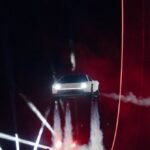 Musk svela la Tesla Roadster volante al sito SpaceX in Texas