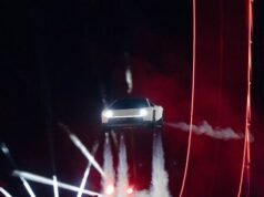Musk svela la Tesla Roadster volante al sito SpaceX in Texas