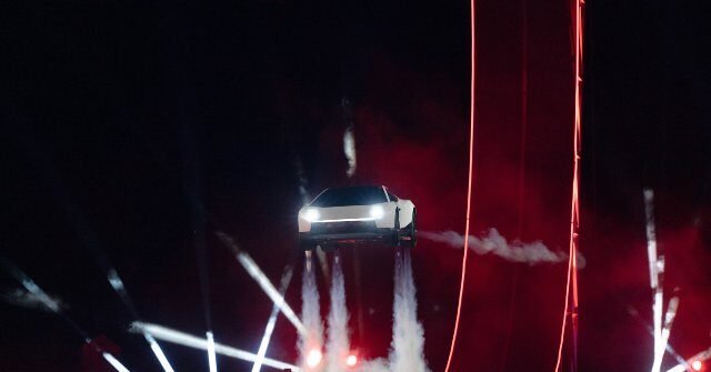 Musk svela la Tesla Roadster volante al sito SpaceX in Texas Musk svela la Tesla Roadster volante al sito SpaceX in Texas