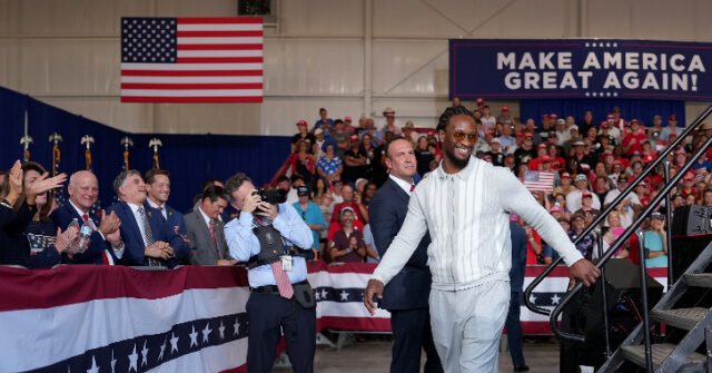 Il grande Todd Gurley della NFL partecipa alle campagne con Trump in Georgia Il grande Todd Gurley della NFL partecipa alle campagne con Trump in Georgia