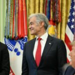 Trump annuncia un programma di incentivi per la segnalazione di frodi in cui gli informatori ricevono una commissione dell’1%.