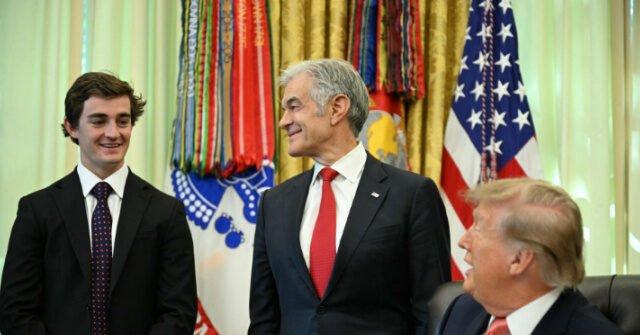 Trump annuncia un programma di incentivi per la segnalazione di frodi in cui gli informatori ricevono una commissione dell’1%. Trump annuncia un programma di incentivi per la segnalazione di frodi in cui gli informatori ricevono una commissione dell’1%.