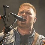 Zach Bryan sostiene Macklemore con la maglietta “Free Palestine” al Gillette Stadium