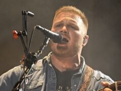 Zach Bryan sostiene Macklemore con la maglietta “Free Palestine” al Gillette Stadium