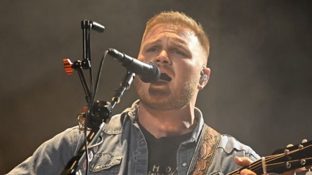 Zach Bryan sostiene Macklemore con la maglietta “Free Palestine” al Gillette Stadium