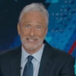 Jon Stewart suscita una grande reazione dal pubblico dello show quotidiano con la foto di Epstein Files di Hawking
