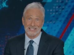 Jon Stewart suscita una grande reazione dal pubblico dello show quotidiano con la foto di Epstein Files di Hawking
