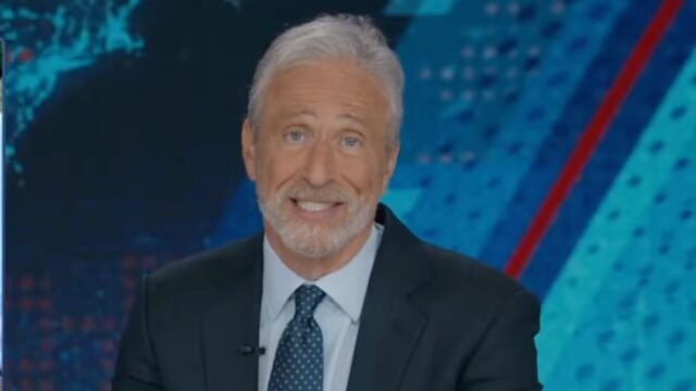 Jon Stewart suscita una grande reazione dal pubblico dello show quotidiano con la foto di Epstein Files di Hawking