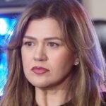 Rivelato il filmato di sicurezza della visita di Kelly Clarkson al negozio sbattuto per il trattamento “Pretty Woman”.
