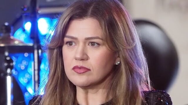 Rivelato il filmato di sicurezza della visita di Kelly Clarkson al negozio sbattuto per il trattamento “Pretty Woman”.