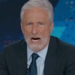 Jon Stewart sfida la folla del “Daily Show” a “cancellarmi” dopo aver morso la frecciata agli elettori statunitensi