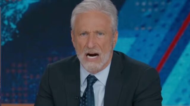 Jon Stewart sfida la folla del “Daily Show” a “cancellarmi” dopo aver morso la frecciata agli elettori statunitensi
