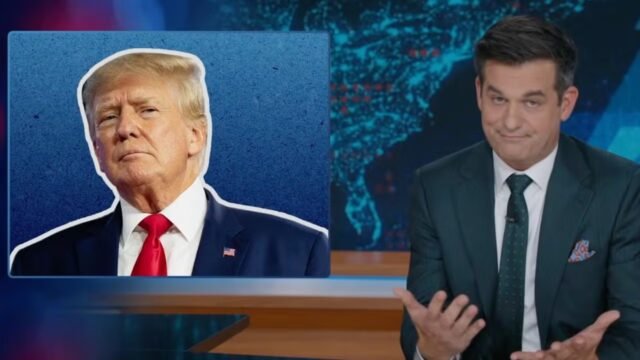 Michael Kosta interrompe il discorso del Daily Show mentre la folla esplode per lo scavo di Trump