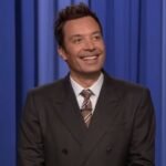Jimmy Fallon ottiene una grande reazione da parte della folla dopo aver deriso il commento sul raduno di Trump