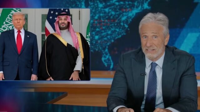 Jon Stewart stordisce il pubblico del Daily Show gridando al principe ereditario saudita investitore di Skydance