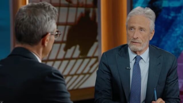 Jon Stewart viene sconcertato quando il giornalista inizia a chattare con Jared Kushner Smentita