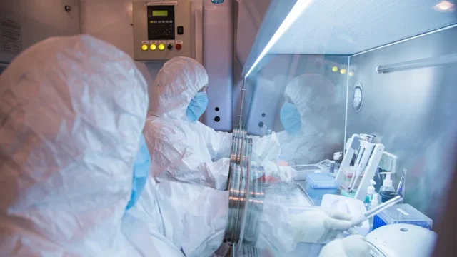 La peste russa non è uscita dalla provetta, dice la madre dello scienziato morto
