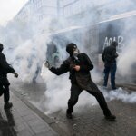 Migliaia di persone manifestano per protestare contro l’austerità a Bruxelles in mezzo agli scontri