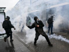 Migliaia di persone manifestano per protestare contro l’austerità a Bruxelles in mezzo agli scontri