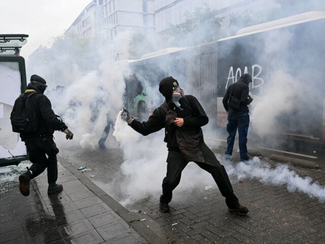 Migliaia di persone manifestano per protestare contro l’austerità a Bruxelles in mezzo agli scontri Migliaia di persone manifestano per protestare contro l’austerità a Bruxelles in mezzo agli scontri