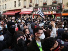 Le proteste si diffondono in tutta la Francia mentre i “gilet gialli” si uniscono