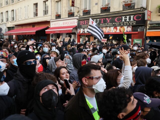 Le proteste si diffondono in tutta la Francia mentre i “gilet gialli” si uniscono