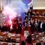 I deputati dell’opposizione albanese interrompono il parlamento con fumogeni e attacchi furiosi al primo ministro socialista