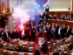 I deputati dell’opposizione albanese interrompono il parlamento con fumogeni e attacchi furiosi al primo ministro socialista