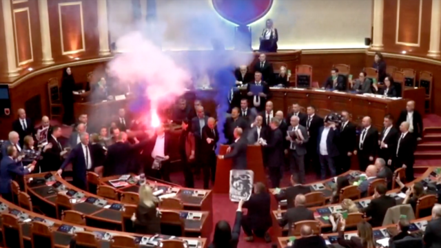 I deputati dell’opposizione albanese interrompono il parlamento con fumogeni e attacchi furiosi al primo ministro socialista I deputati dell’opposizione albanese interrompono il parlamento con fumogeni e attacchi furiosi al primo ministro socialista