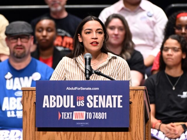 AOC trasferisce 1 milione di dollari al candidato del Michigan El-Sayed con una spinta progressiva AOC trasferisce 1 milione di dollari al candidato del Michigan El-Sayed con una spinta progressiva