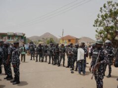 Uomini armati uccidono almeno 10 persone nella Nigeria orientale, dice la polizia