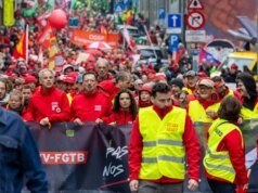 Migliaia di persone invadono le strade di Bruxelles mentre le proteste anti-austerità sfociano in scontri con la polizia