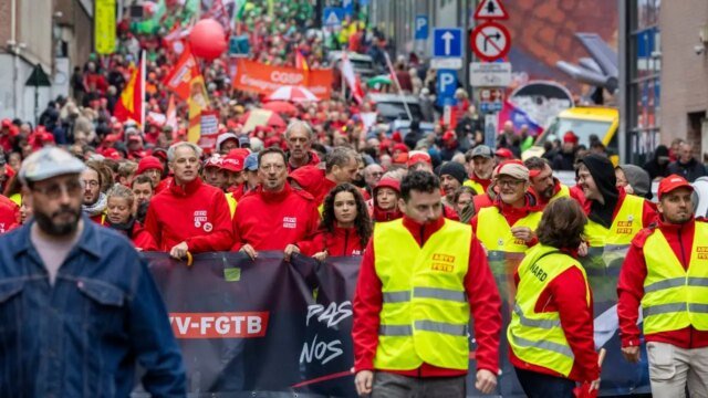 Migliaia di persone invadono le strade di Bruxelles mentre le proteste anti-austerità sfociano in scontri con la polizia Migliaia di persone invadono le strade di Bruxelles mentre le proteste anti-austerità sfociano in scontri con la polizia