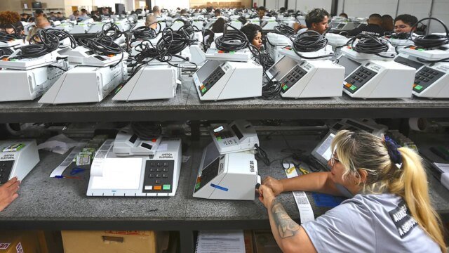 Il rapido conteggio delle elezioni brasiliane punta i riflettori sulla sicurezza del voto in vista delle elezioni di metà mandato degli Stati Uniti Il rapido conteggio delle elezioni brasiliane punta i riflettori sulla sicurezza del voto in vista delle elezioni di metà mandato degli Stati Uniti