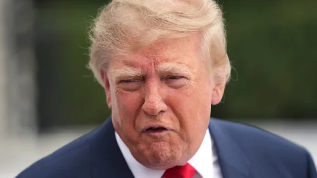 Trump sospende le nuove sanzioni contro la Russia approvate dal Congresso Trump sospende le nuove sanzioni contro la Russia approvate dal Congresso